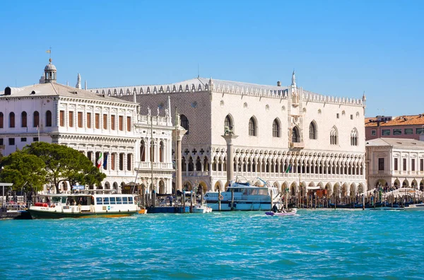 VENEZIA, ITALIA - 28 MARZO 2015: Veduta di Palazzo Ducale e Campanile su Piazza San Marco, Venezia, Italia — Foto Stock