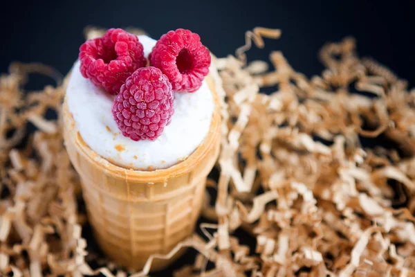 Eis mit Himbeere in Waffelkegel auf Holz — Stockfoto