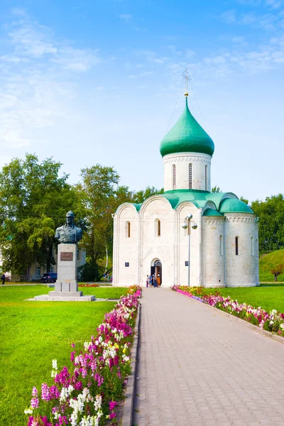 Transfiguration Cathedral and Monument to Alexander Nevsky in Kremlin, Pereslavl-Zalessky, Golden Ring of Russia — Stock Photo, Image