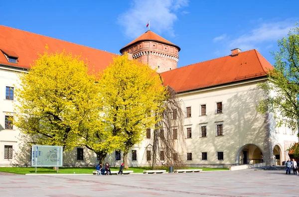 CRACOW, POLAND - APRIL 25, 2016: Tourists walking at territory of Wawel Castle — Stock Photo, Image