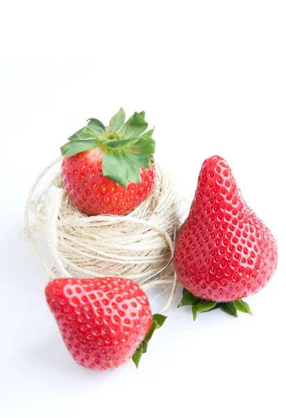 Verse aardbeien op witte achtergrond — Stockfoto