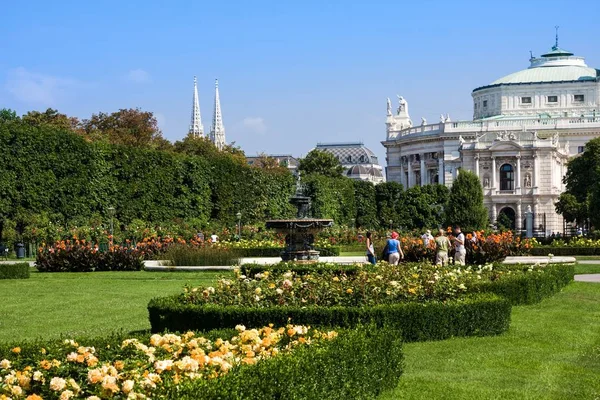Vienna, Oostenrijk - 27 juli 2014: Volksgarten of mensen tuin park van Hofburg Paleis in Wenen, in Oostenrijk. — Stockfoto