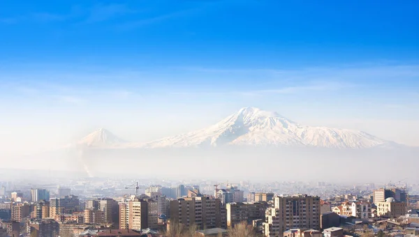 Vacker utsikt över berget Ararat och staden Yerevan våren, Armenien — Stockfoto