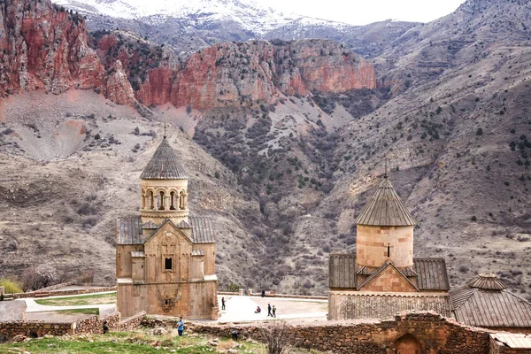 Középkori örmény Noravank kolostor komplex ellen piros hegyek, Örményország — Stock Fotó