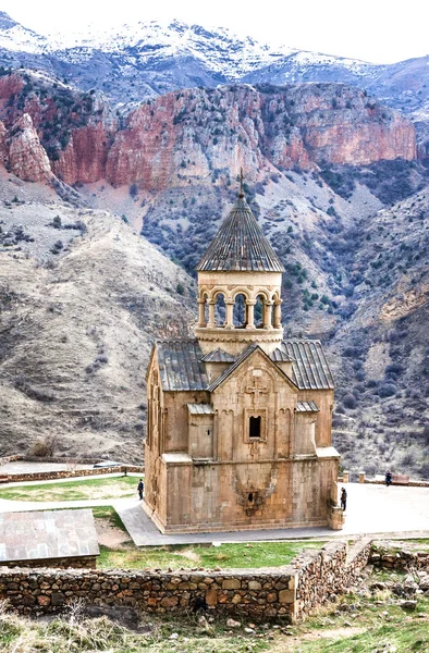 Középkori örmény Noravank kolostor komplex ellen piros hegyek, Örményország — Stock Fotó