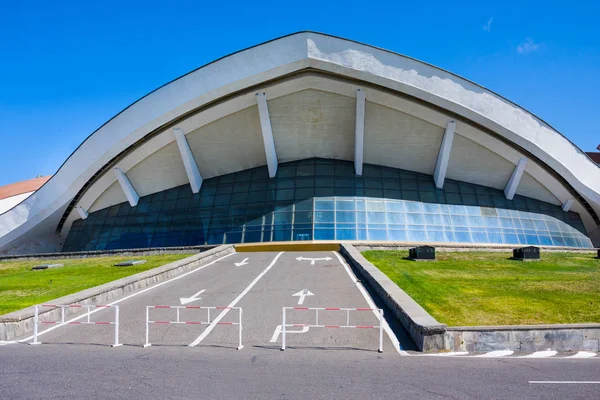 Yerevan, Armênia - 17 de março de 2018: Karen Demirchyan Sports and Concerts Complex. Grande complexo desportivo e de concertos localizado na colina Tsitsernakaberd, que domina sobre as partes ocidentais de Yerevan — Fotografia de Stock