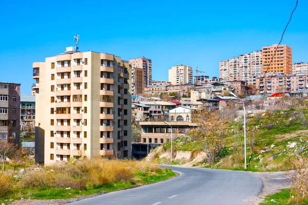 Yerevan, Armenien - 17 mars 2018: Gamla och moderna byggnader i centrala distrikt i Jerevan, Armenien — Stockfoto