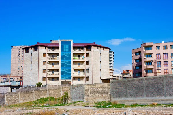 Luxusní moderní vícepodlažní bytové domy v Jerevan, Arménie — Stock fotografie
