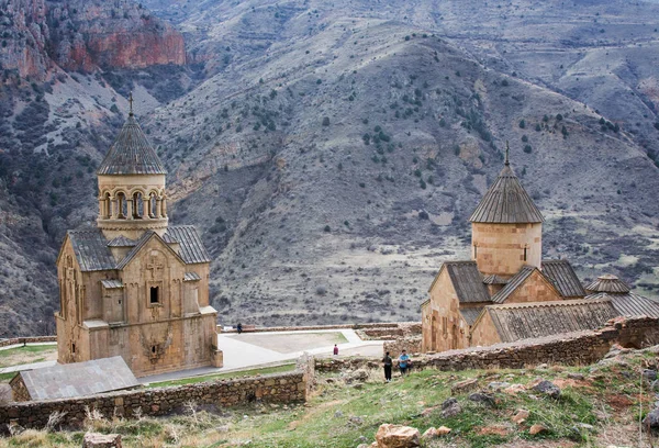 Festői Novarank kolostor Örményországban. Noravank kolostort 1205. 122 km-re található Yerevan egy keskeny szurdok, a Darichay folyó a közelben a város Yeghegnadzor által a '. — Stock Fotó