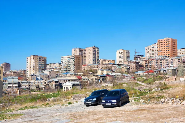 Yerevan, Armenien - 17 mars 2018: Gamla och moderna byggnader i centrala distrikt i Jerevan, Armenien — Stockfoto