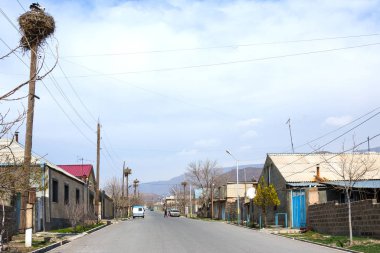 Armash. Ermenistan - 16 Mart 2018: Birçok leylek küçük Ermeni Köyü, Ararat vadi canlı