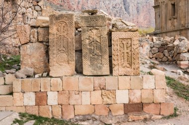 Eski Ermeni taş geçerek, Ermenistan'ın doğal Novarank Manastırı 'khachkar' olarak adlandırılır. Noravank Manastırı 1205 kuruldu