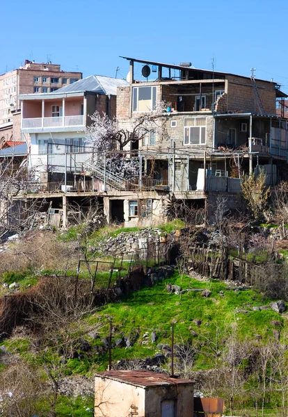 Gamla hus och modern byggnad på våren i Jerevan, Armenien — Stockfoto