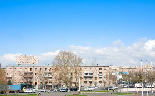 亚美尼亚埃里温-2018年3月17日: 在春季对埃里温的看法。Leningradyan 街: 在阳光明媚的日子里, 从凝灰岩, 道路和汽车的建筑物 — 图库照片