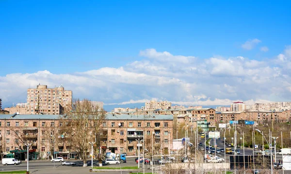 亚美尼亚埃里温-2018年3月17日: 在春季对埃里温的看法。Leningradyan 街: 在阳光明媚的日子里, 从凝灰岩, 道路和汽车的建筑物 — 图库照片