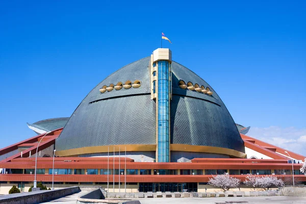 Ереван, Армения - 17 марта 2018 года: Спортивно-концертный комплекс имени Карена Демирчяна. Большой спортивно-концертный комплекс, расположенный на холме Цицернакаберд, который доминирует в западной части Еревана — стоковое фото