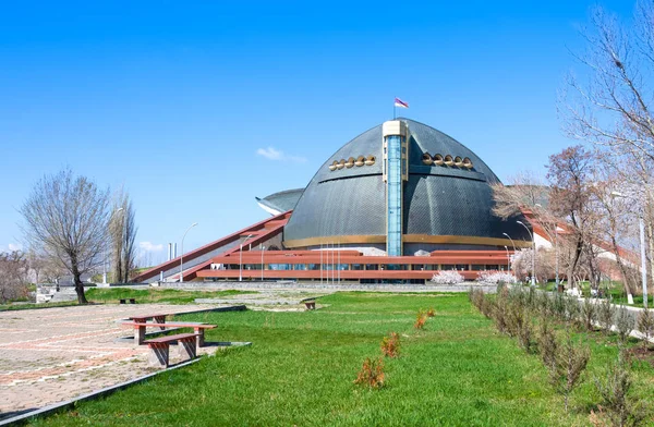 Yerevan, Armenien - 17 mars 2018: Park och Karen Demirtjan sport och konserter komplex. Stora sport- och konsert komplex ligger på Tsitsernakaberd kulle som dominerar över västra delarna av Yerevan — Stockfoto