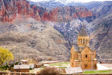 Ermenistan'ın doğal Novarank Manastırı. Noravank Manastırı 1205 kurulmuştur. Darichay nehir Yeğegnadzor şehir yakın tarafından yapılan bir dar geçit, Yerevan üzerinden 122 km. mesafededir