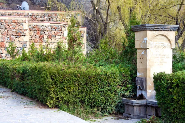 Fonte bebendo no monastery scenic de Novarank em Armenia. O mosteiro de Noravank foi fundado em 1205. Ele está localizado 122 km de Yerevan em um desfiladeiro estreito feito pelo rio Darichay nas proximidades da cidade de Yeghegnadzor — Fotografia de Stock