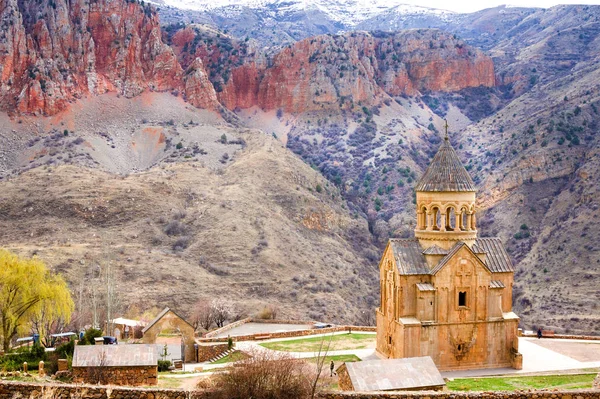 Scenic Novarank monastery in Armenia. Noravank monastery was founded in 1205. It is located 122 km from Yerevan in a narrow gorge made by the Darichay river nearby the city of Yeghegnadzor — Stock Photo, Image