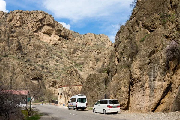 Noravank, Armenien - 16 mars 2018: Turistiska buss och bil i Noravank gorge. Noravank Gorge är en fantastisk kanjon kraften och excellens som inte kan underskattas — Stockfoto