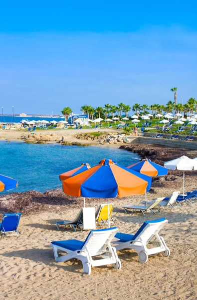 Paphos, Chipre - 16 de julho de 2017: Praia pública de Pachyammos pela manhã. Paphos. Chipre — Fotografia de Stock