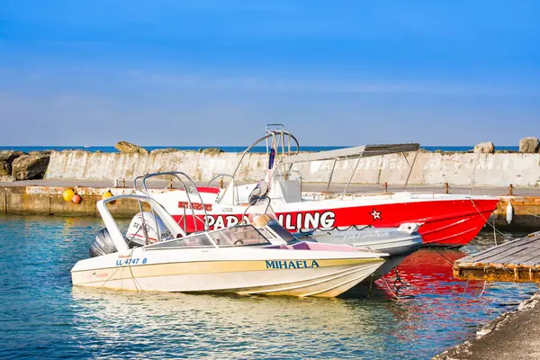 Paphos, Cypern - 12 juli 2017: Båt för promenader och fiske uthyres, Paphos — Stockfoto