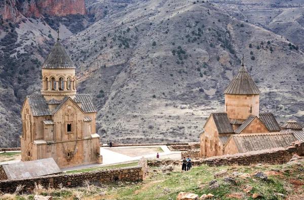Festői Novarank kolostor Örményországban. Noravank kolostort 1205. 122 km-re található Yerevan egy keskeny szurdok, a Darichay folyó a közelben a város Yeghegnadzor által a ' — Stock Fotó