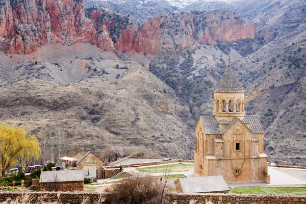 在亚美尼亚的风景秀丽的 Novarank 修道院。Noravank 修道院成立于1205年。它位于122公里从埃里温在一个狭窄的峡谷由 Darichay 河附近城市 Yeghegnadzor — 图库照片