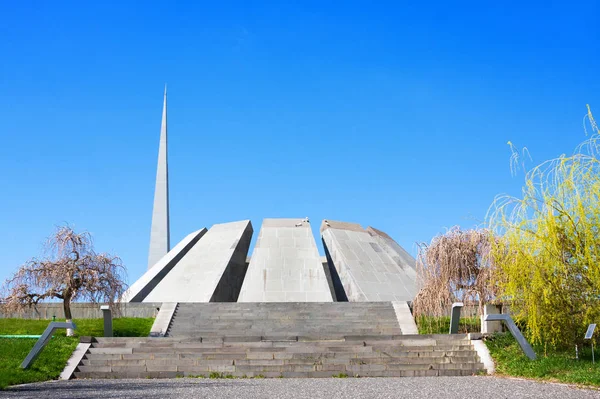 Tsitsernakaberd. Complejo conmemorativo del genocidio es un monumento oficial de Armenia dedicado a las víctimas del genocidio armenio en Ereván, Armenia . — Foto de Stock