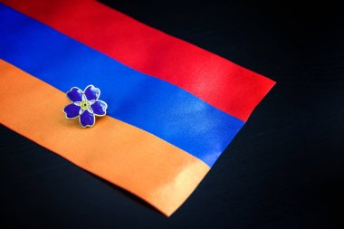 Forget-bana-not-yüzüncü yıldönümü Osmanlı İmparatorluğu-Ermeni Soykırımı ve sembolü Ermenistan bayrağı. Gün, anma, kurbanları 24 Nisan'da duyurdu