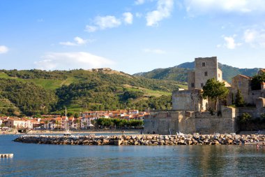 : Collioure, Fransa - 5 Temmuz 2016: Chateau Royal de Collioure içinde küçük Colliure Köyü Güney Fransa görünüm