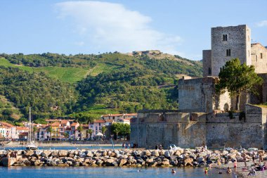 : Collioure, Fransa - 5 Temmuz 2016: Chateau Royal de Collioure içinde küçük Colliure Köyü Güney Fransa görünüm