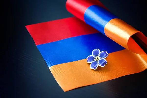 Vergissmeinnicht - Symbol des hundertsten Jahrestages des armenischen Völkermordes in osmanischen Empire- und Flaggenstaaten. Tag des Gedenkens an die Opfer des Attentats vom 24. April — Stockfoto