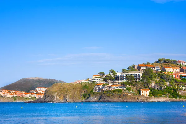 Beach hotels in Collioure village with a windmill at the top of the hill, Roussillon, Vermilion coast, Pyrenees Orientales, France — Stock Photo, Image