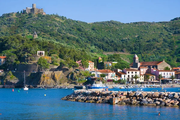 Hotéis de praia na aldeia de Collioure com um moinho de vento no topo da colina, Roussillon, Vermilion coast, Pyrenees Orientales, França — Fotografia de Stock