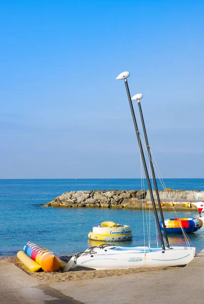 Paphos, Chipre - 12 de julio de 2017: Banana boat, anillas inflables y barcos para alquilar, Paphos — Foto de Stock