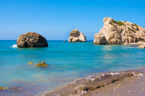 Sevgi sahil. Afrodit kayalıkları - Pafos City yakınındaki Afrodit'ın doğum yeri. Yunanca (Petra tou Romiou) rock. Kıbrıs Adası