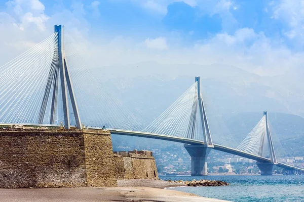 Ponte suspensa atravessando o estreito do Golfo de Corinto, Grécia. É a segunda maior ponte de cabo do mundo — Fotografia de Stock