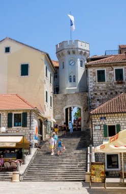 Herceg Novi, Karadağ - 8 Temmuz 2015: Eski şehir kapısı tarafından eski evleri çevrili küçük Saat Kulesi ile