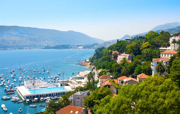 Herceg Novi, Montenegro - 8 de julho de 2015: cais do porto de Herceg Novi, ancoradouro e piscina marítima na baía de Boka Kotorska — Fotografia de Stock