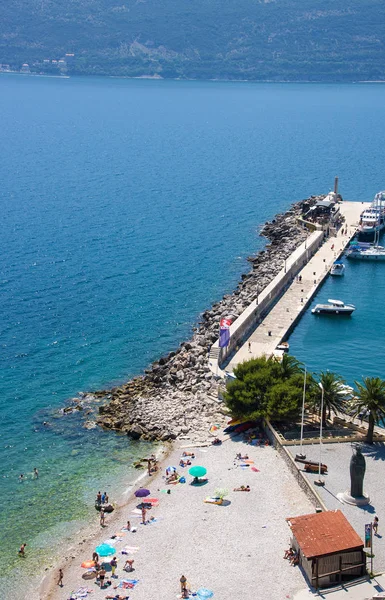 Herceg Novi, Montenegro - July 8, 2015: Herceg Novi harbor pier, anchorage and sea pool in Boka Kotorska bay — Stock Photo, Image