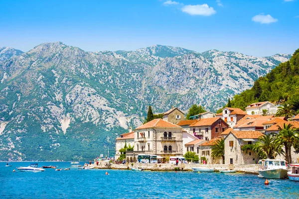 PERAST, MONTENEGRO - 8 de julho de 2015: Vila Perast na costa da baía de Boka Kotor. Montenegro. Mar Adriático — Fotografia de Stock