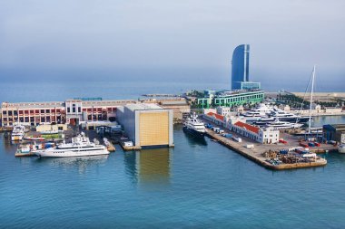 Barcelona, İspanya - 21 Eylül 2014: Barcelona ve Akdeniz'de güneşli bir gün. Catalonia, İspanya