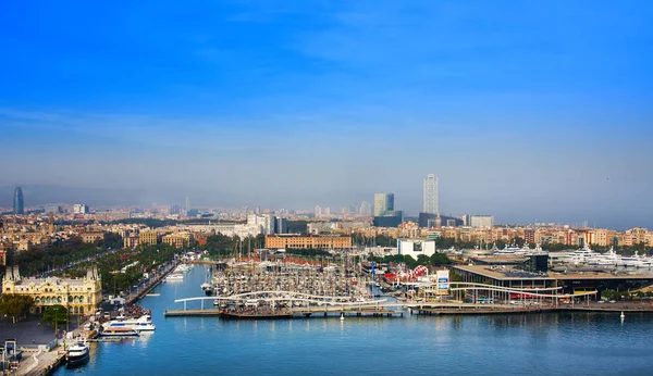 BARCELONA, ESPAÑA - 21 DE OCTUBRE DE 2014: Barcelona y el Mar Mediterráneo en un día soleado. Cataluña, España —  Fotos de Stock