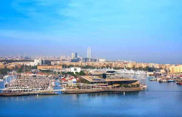 BARCELONA, ESPAÑA - 21 DE OCTUBRE DE 2014: Barcelona y el Mar Mediterráneo en un día soleado. Cataluña, España —  Fotos de Stock