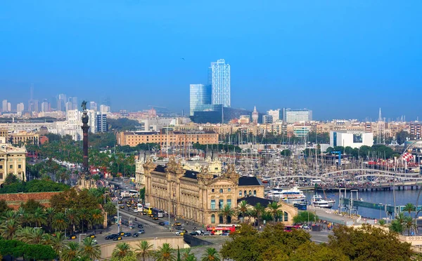 Barcelona, Spanien - 21 oktober 2014: Barcelona och Medelhavet i solig dag. Katalonien, Spanien — Stockfoto