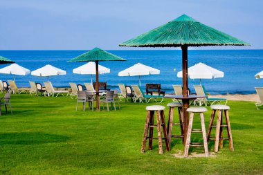 Halk plajı sabahları şezlong ile. Pafos. Kıbrıs
