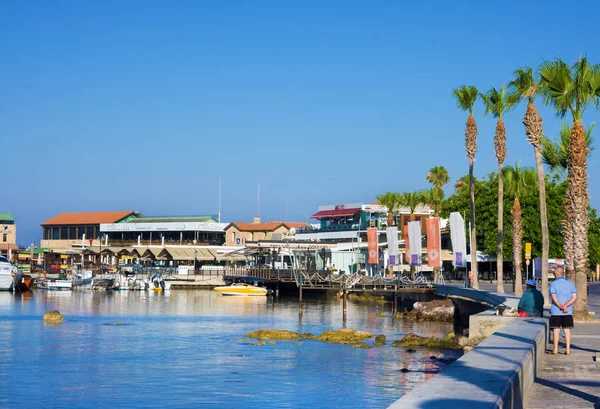 Paphos, Kıbrıs - 12 Temmuz 2017: Pafos liman sabah, dolgu