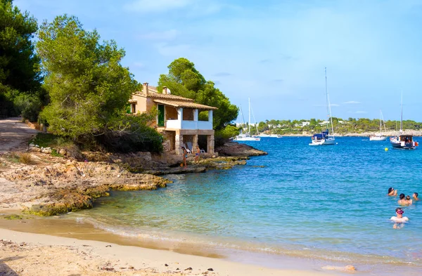 Mallorca, Spanyolország - 2014. augusztus 18.: Turisták Calo de Sa Torre Mallorca, Spanyolország — Stock Fotó